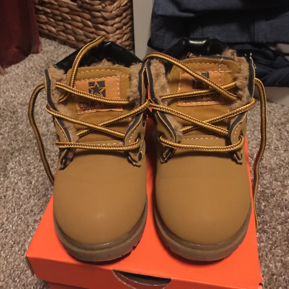 Toddler size 8.5 snow boots